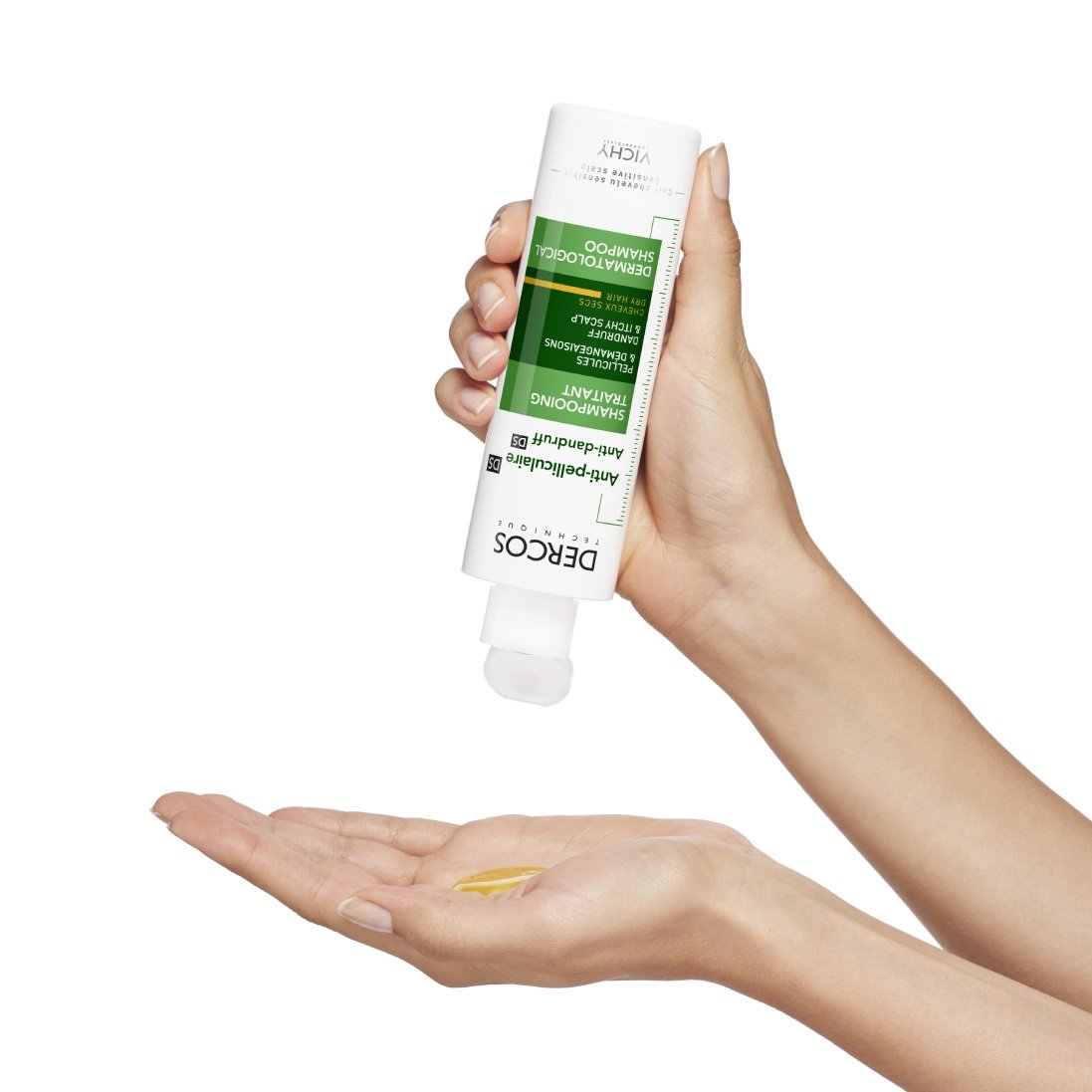 shampoo anti caspa dercos en la mano