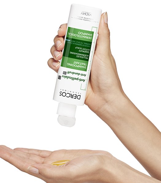 persona aplicandose en las manos shampoo anti caspa