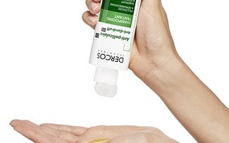 aplicación shampoo anticaspa