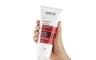 acondicionador dercos fortificante en la mano